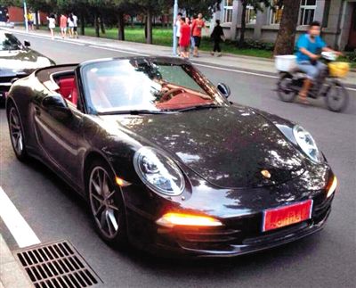 近日，一組“北體大畢業(yè)典禮豪車云集堪比車展”組圖在網(wǎng)絡(luò)爆紅。網(wǎng)絡(luò)截圖