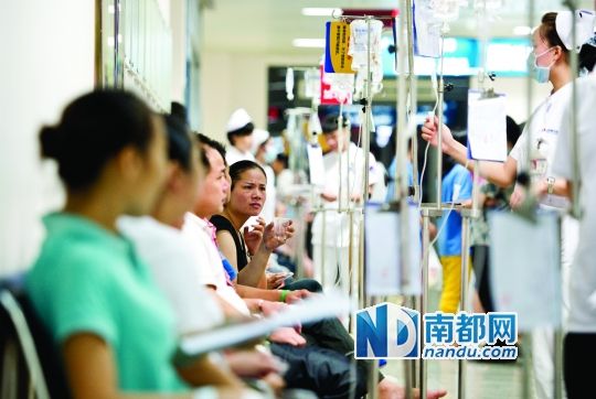 醫(yī)院走道坐滿了打吊針的員工。