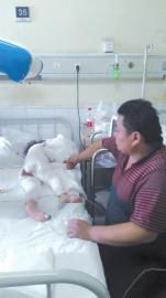 伏登順與女兒在一起。