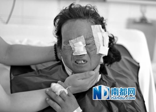 受狼群襲擊受傷較重的村民在接受救治。C FP圖片