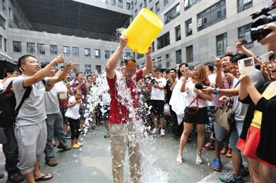 昨日，奇虎360董事長周鴻祎公開展現(xiàn)參加“冰桶”挑戰(zhàn)的“濕身”過程。新京報(bào)記者 侯少卿 攝