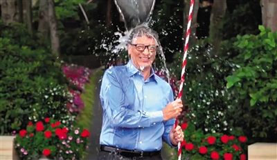 從蓋茨挑戰(zhàn)“冰桶”的視頻中可以發(fā)現(xiàn)微軟最新平板電腦Surface Pro 3的身影，網(wǎng)友稱蓋茨在做公益時(shí)還不忘給自家產(chǎn)品做代言。