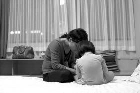 8月19日晚，河北石家莊市，多多的媽媽在酒店里安撫著孩子，3歲的多多一直在吵著要回家，看到陌生人就哭。圖/記者陳正