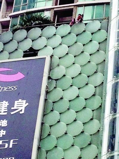 環(huán)亞廣場(chǎng)5樓露臺(tái)上，有一男子揚(yáng)言跳樓。