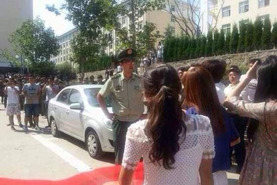 青島黃海學(xué)院，數(shù)千學(xué)生在校內(nèi)游行抗議