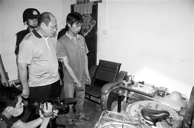 今年8月，我國內地發(fā)生多起單身女性乘坐“黑車”后慘遭車主殺害的案件，被網友稱為“黑色8月”。