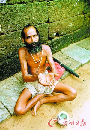 在街旁乞討的乞丐。