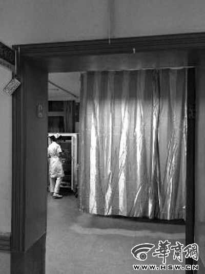 昨晚9時(shí)許，急診室簾后，6歲的小女孩靜靜地躺著 記者 卿榮波 攝