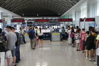 成都市民排隊(duì)準(zhǔn)備出境。