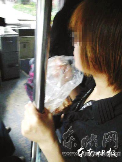 擁擠的公交車內(nèi)，這位姑娘正在嚼螃蟹網(wǎng)友供圖