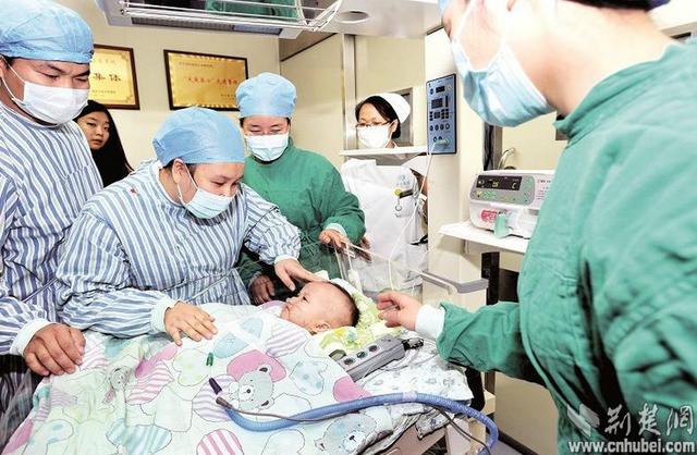 圖為：成功進行心臟移植手術(shù)后，小患者平安度過術(shù)后危險期，14日轉(zhuǎn)入普通隔離病房 （攝影 魏錸）