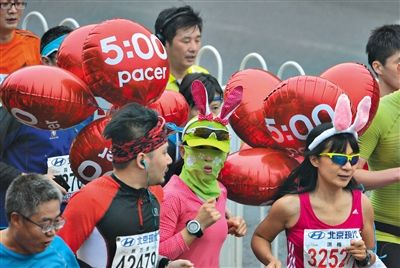 身上綁著氣球的參賽者在參加比賽。