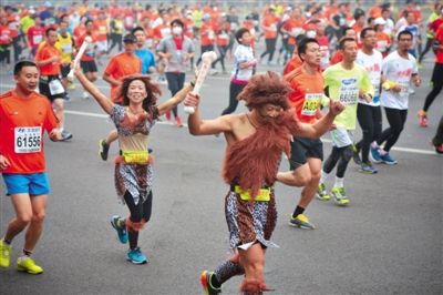 “原始人”打扮的參賽者向觀眾揮手。