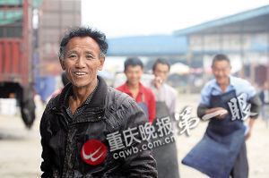 唐再海因?yàn)槠つw黝黑，工友們都打趣地稱呼他為“非洲人”。