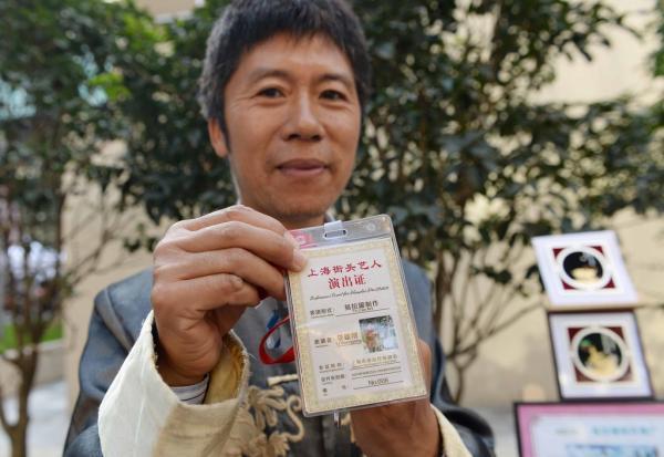 上海持證街頭藝人初演兩天小費(fèi)過(guò)千 市民熱情圍觀