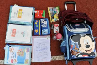 重7.8公斤的書包內(nèi)所裝物品。