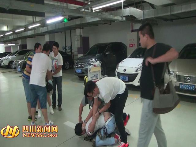 辦案人員在機場停車場抓獲胡某及其女友（警方視頻截圖）。