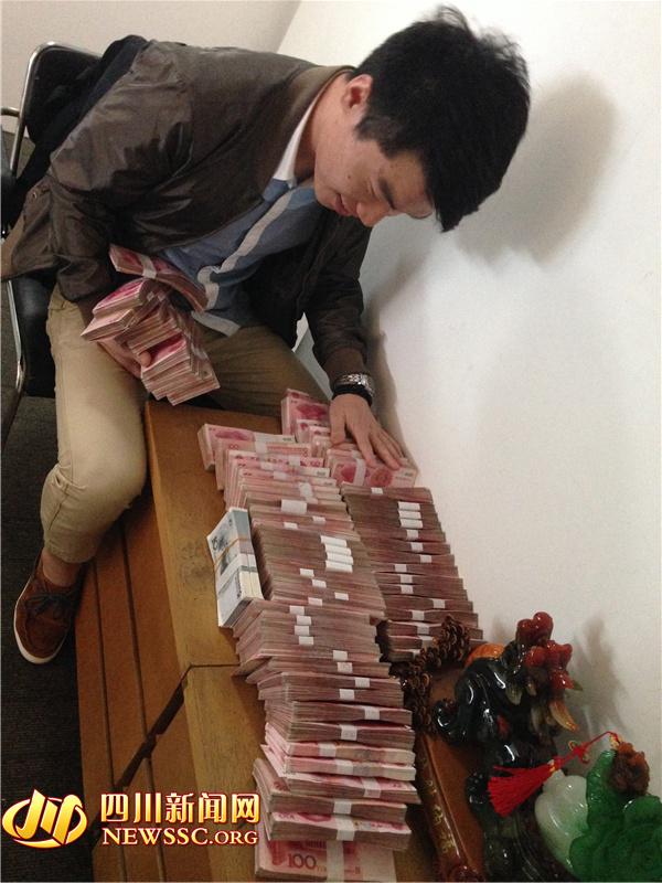 警方在犯罪嫌疑人手機中發(fā)現(xiàn)的照片，犯罪嫌疑人正在數(shù)騙來的贓款（警方提供）。