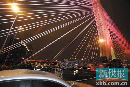 昨日深夜，橋上東側(cè)空出兩條車道用來救援。