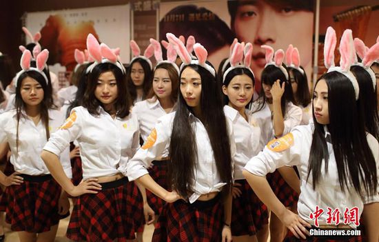 11月11日晚，一百位統(tǒng)一打扮的“兔女郎”現身南京新街口，逛街看電影玩快閃，走到哪里都被圍觀。