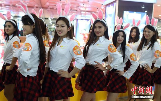 11月11日晚，一百位統(tǒng)一打扮的“兔女郎”現身南京新街口，逛街看電影玩快閃，走到哪里都被圍觀。