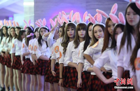 11月11日晚，一百位統(tǒng)一打扮的“兔女郎”現身南京新街口，逛街看電影玩快閃，走到哪里都被圍觀。