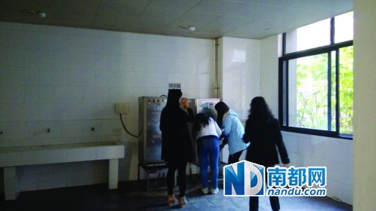 距接熱水的茶房約20米。 南都記者 張少杰 攝