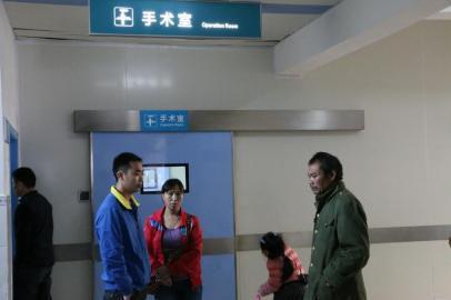 宇宇的父母和爺爺一直守候在手術(shù)室外。