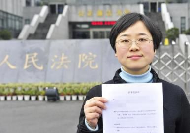 12月3日，起訴代理人出示公訴書。