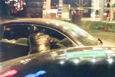 一警察試圖讓汽車停下。