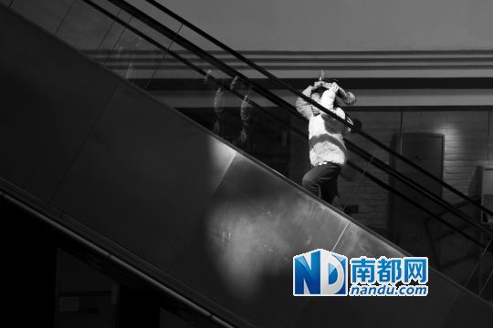 12月12日上午，正佳廣場內(nèi)，任淘淘在扶梯上奔跑玩耍。