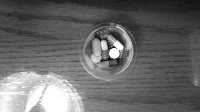 陸勇每日需服用的藥物，圈中為印度仿制抗癌藥。陸勇供圖