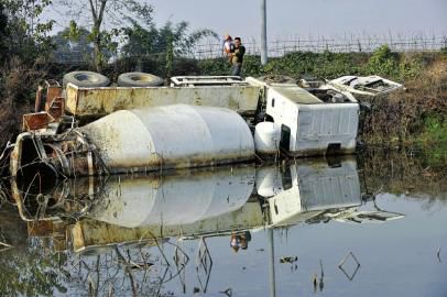 12月23日，側(cè)翻在荷塘的罐車。