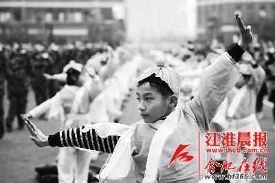 學生們在進行集體武術操展示。