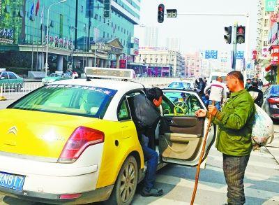 行乞者與保安聊天，竟頻頻對保安的收入表達(dá)出了不屑。