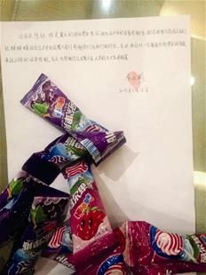 為表謝意，他特意買來20根棒棒糖送給民警。