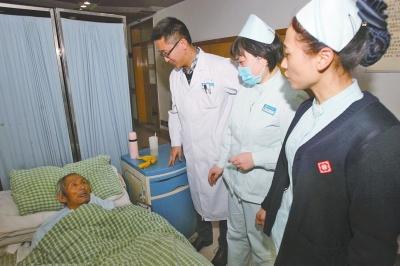 老人病治好了，可他卻一直躺在醫(yī)院的病床上。