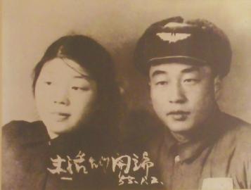 當(dāng)年的結(jié)婚照老人還保留得很好。