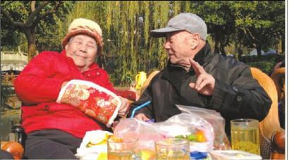結(jié)婚60年，梁玉芹婆婆和王再功爺爺恩愛(ài)如初。