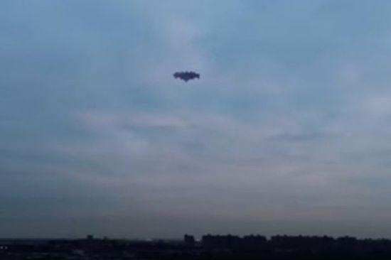 美天空驚現(xiàn)鋸齒狀不明飛行物 怪音嚇跑鳥(niǎo)群