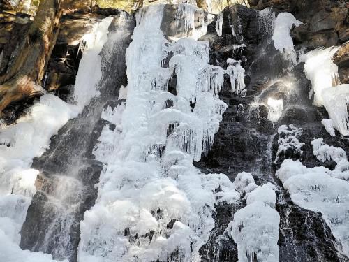 富士河口湖畔的瀑布結(jié)冰，成了一道“冰瀑”。