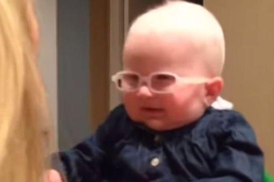 英國(guó)白化病兒童透過特制鏡片首次見親媽。