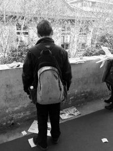 “娃在湖南上大學，馬上就要畢業(yè)了，所以我經(jīng)常在網(wǎng)上瀏覽咸陽、西安的招聘信息，想讓他畢業(yè)后留在我和他媽身邊……”3月14日，秦都區(qū)人才交流中心在區(qū)政府二樓舉辦招聘會，一名50多歲的“求職者”吸引了不少人的目光。據(jù)悉，此次招聘會共有市內(nèi)外112家企業(yè)參加，提供就業(yè)崗位3200個。