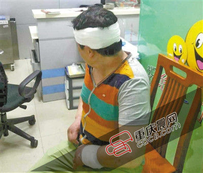 昨日，受傷的游客譚先生在醫(yī)院接受治療。