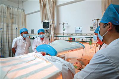 受傷醫(yī)生覃某正在進(jìn)行治療。昨日上午，醫(yī)生覃某在醫(yī)院乘電梯期間，被一名患者潑汽油并點(diǎn)燃，致重度燒傷。圖/CFP