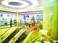 遇難女子家屬很悲傷。