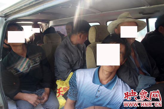 一輛8座的面包車竟然擠進17個人。