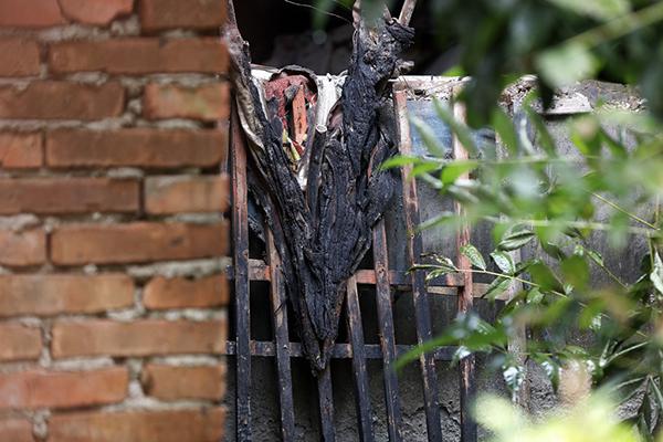 被燒焦的窗沿。澎湃新聞記者 雍凱 圖