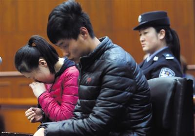 昨日，因殺死自己的親生兒子，被告人王某受審，其男友喬某則因涉嫌幫助毀滅證據(jù)罪受審。