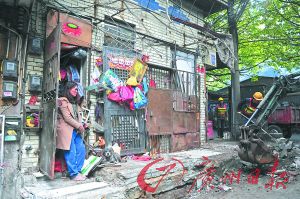 阿姨看著大家清理她堆積的垃圾。廣州日?qǐng)?bào)記者李波 攝